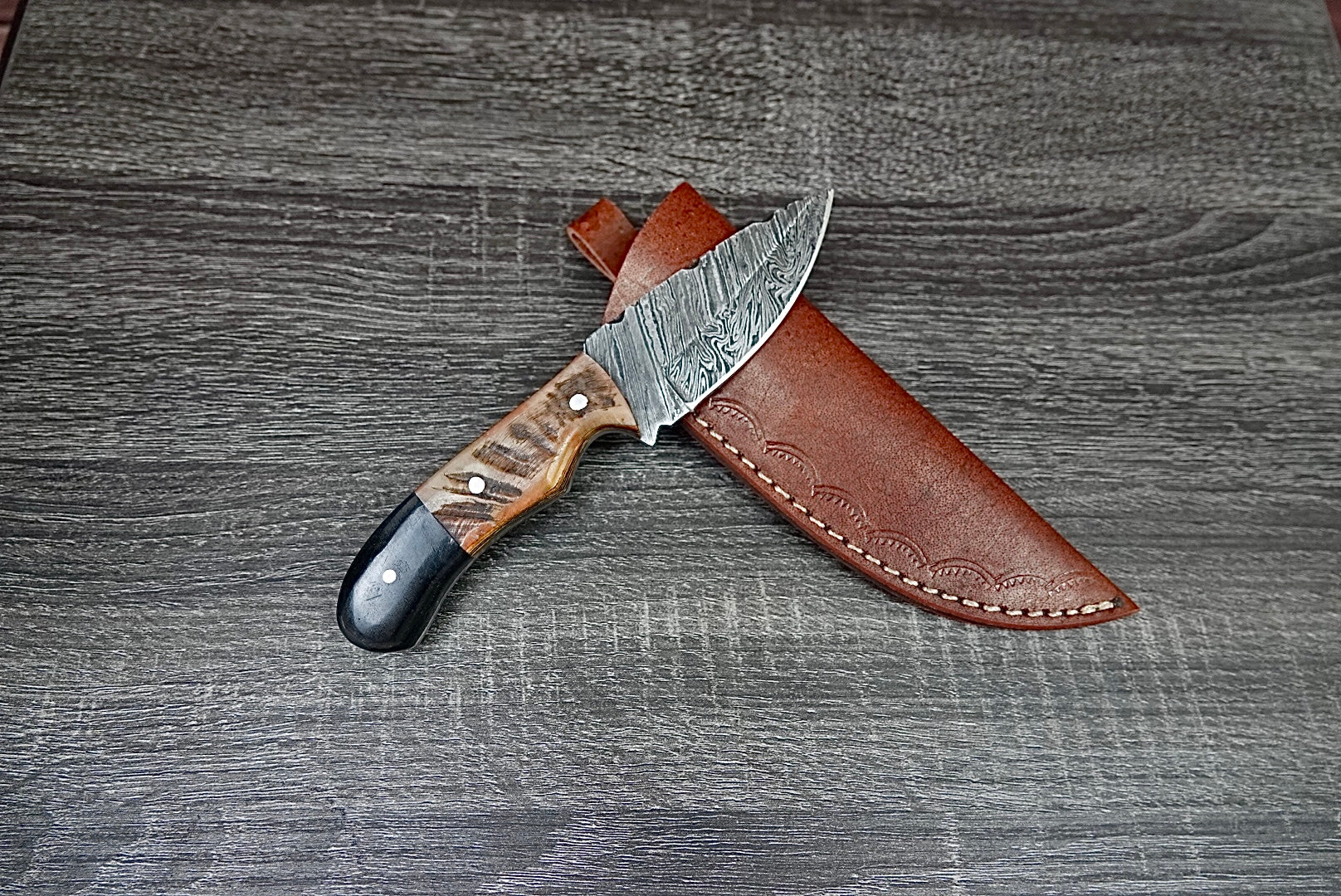 Handmade Damascus Steel Hunting Survival EDC knife Horn Handle, Leather Sheath