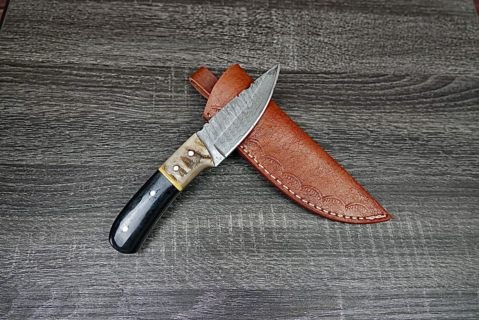 Handmade Damascus Steel Hunting Survival EDC knife Horn Handle, Leather Sheath