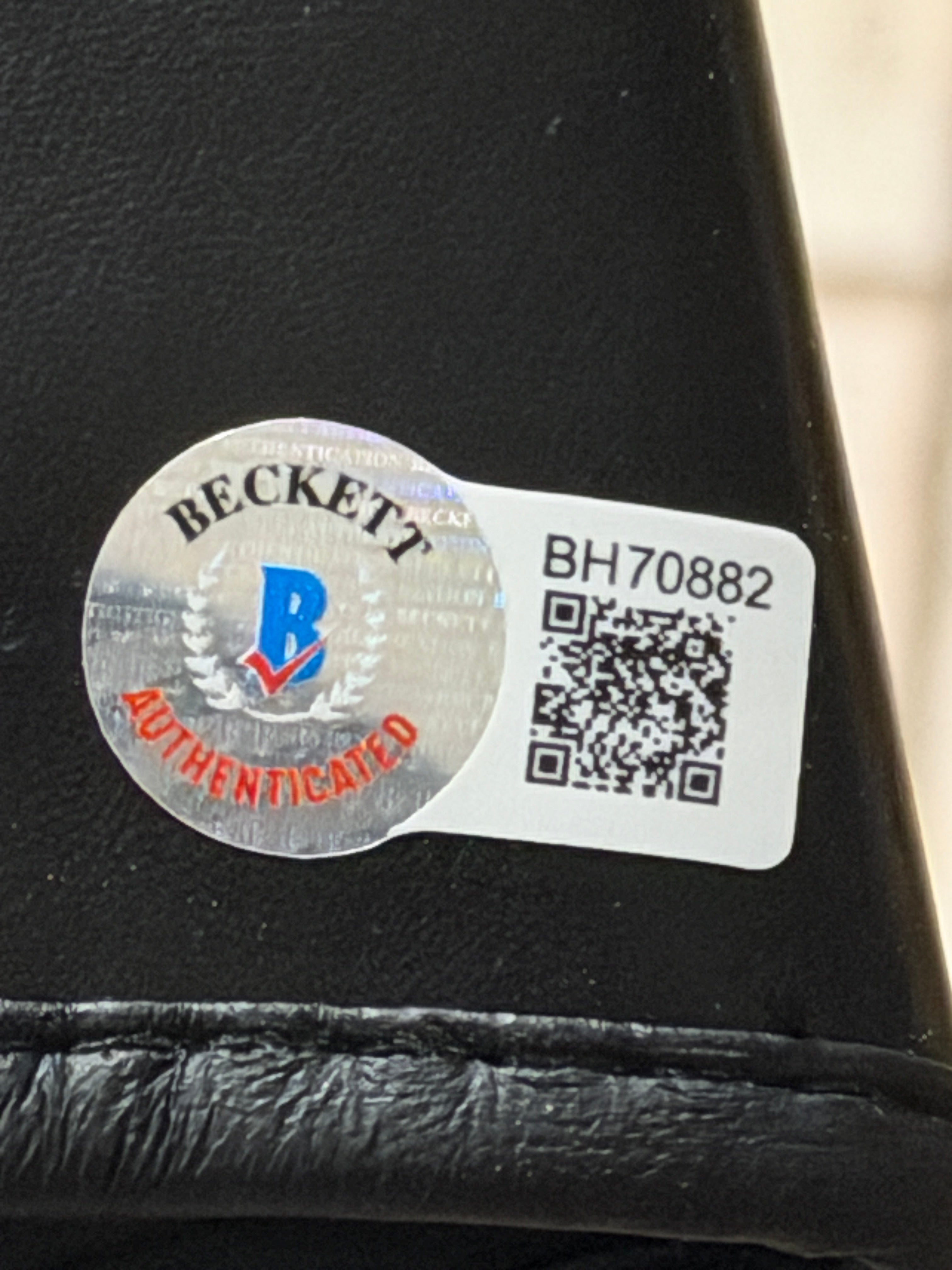 Alex Pereira “Poatan” signed UFC glove with Beckett auth